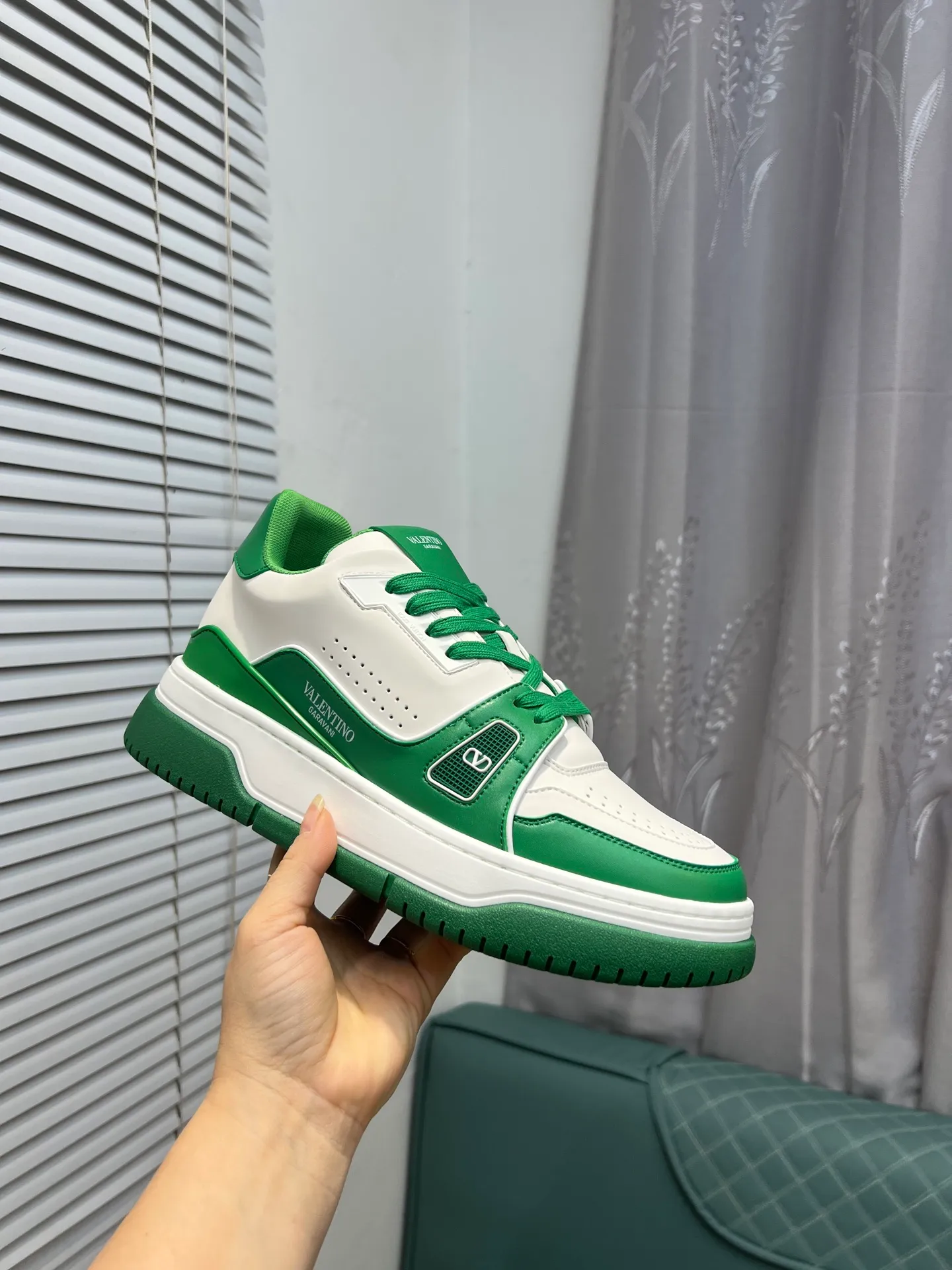 Men's Men's Shoes 💰660 Valentino 2023 early autumn new star shoes are now online! Wang Hedi and Ren Jialun have been worn by many celebrities. Who can refuse the same couple shoes as Wang Hedi! The design of Stars Stab My Heart is cool and spicy. The material of the shoes is cowhide, and every color is beautiful! Size 35-40, men’s size 39-44 (women’s 41, men’s 38, 45🉑️customized)